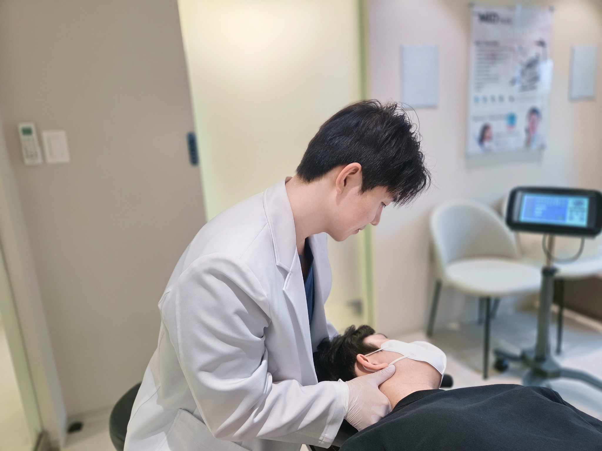 목 부위 추나 치료 모습