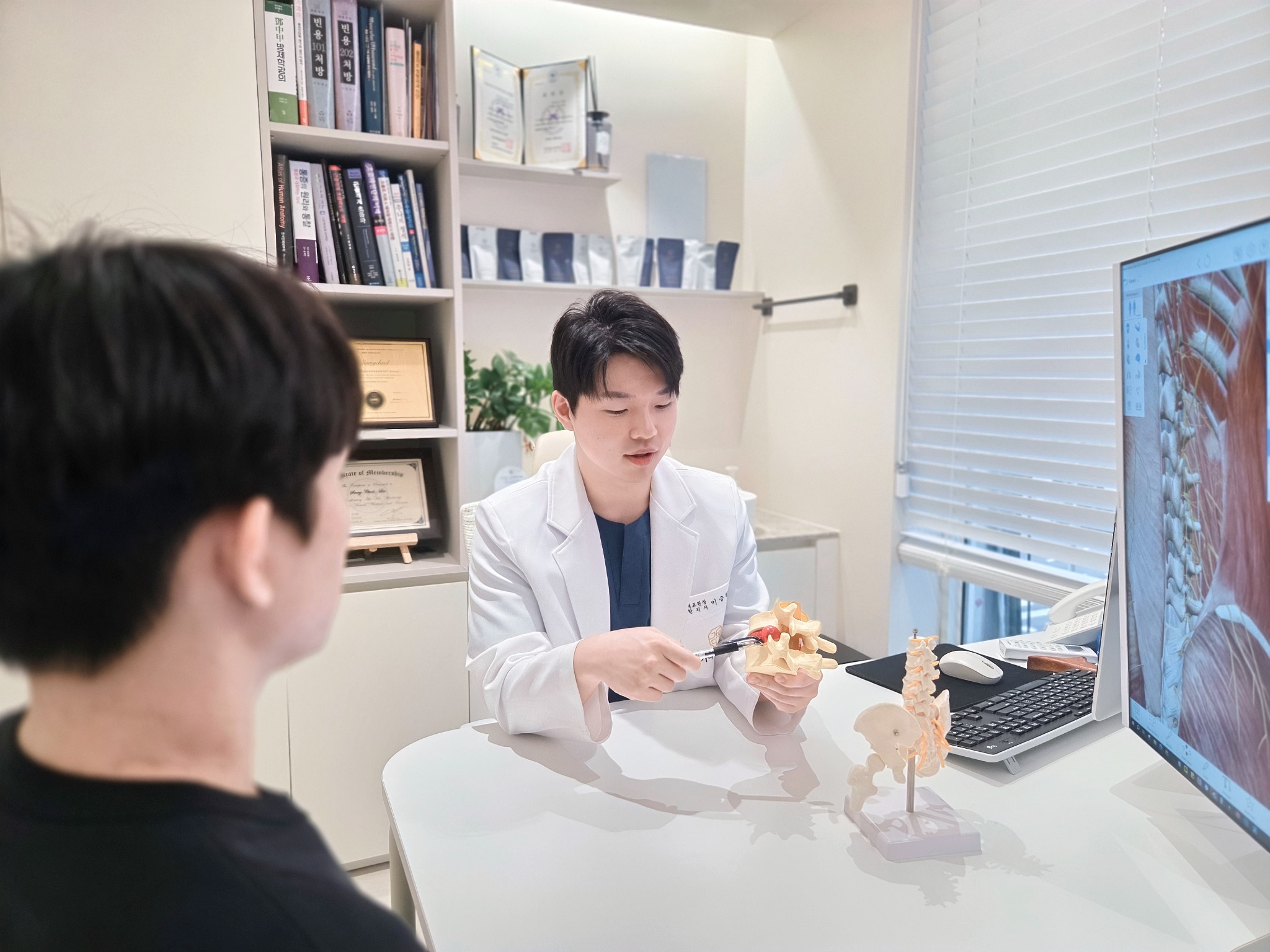 이승철 원장이 척추 모형으로 설명하는 모습