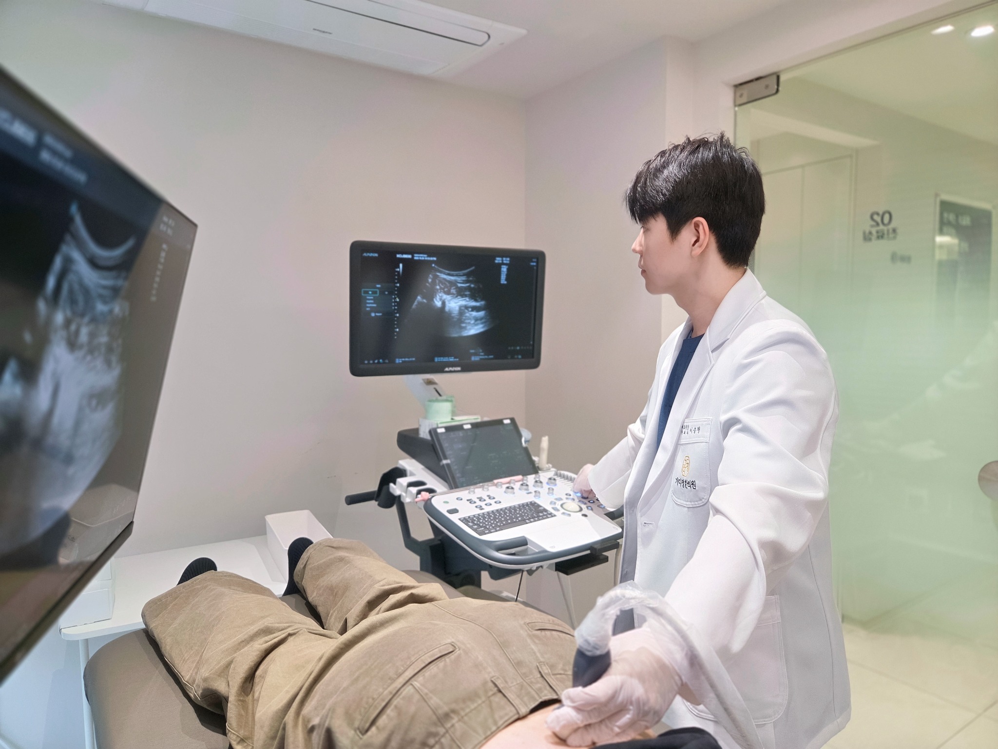 이승철 원장이 초음파 영상을 확인하며 진료하는 모습