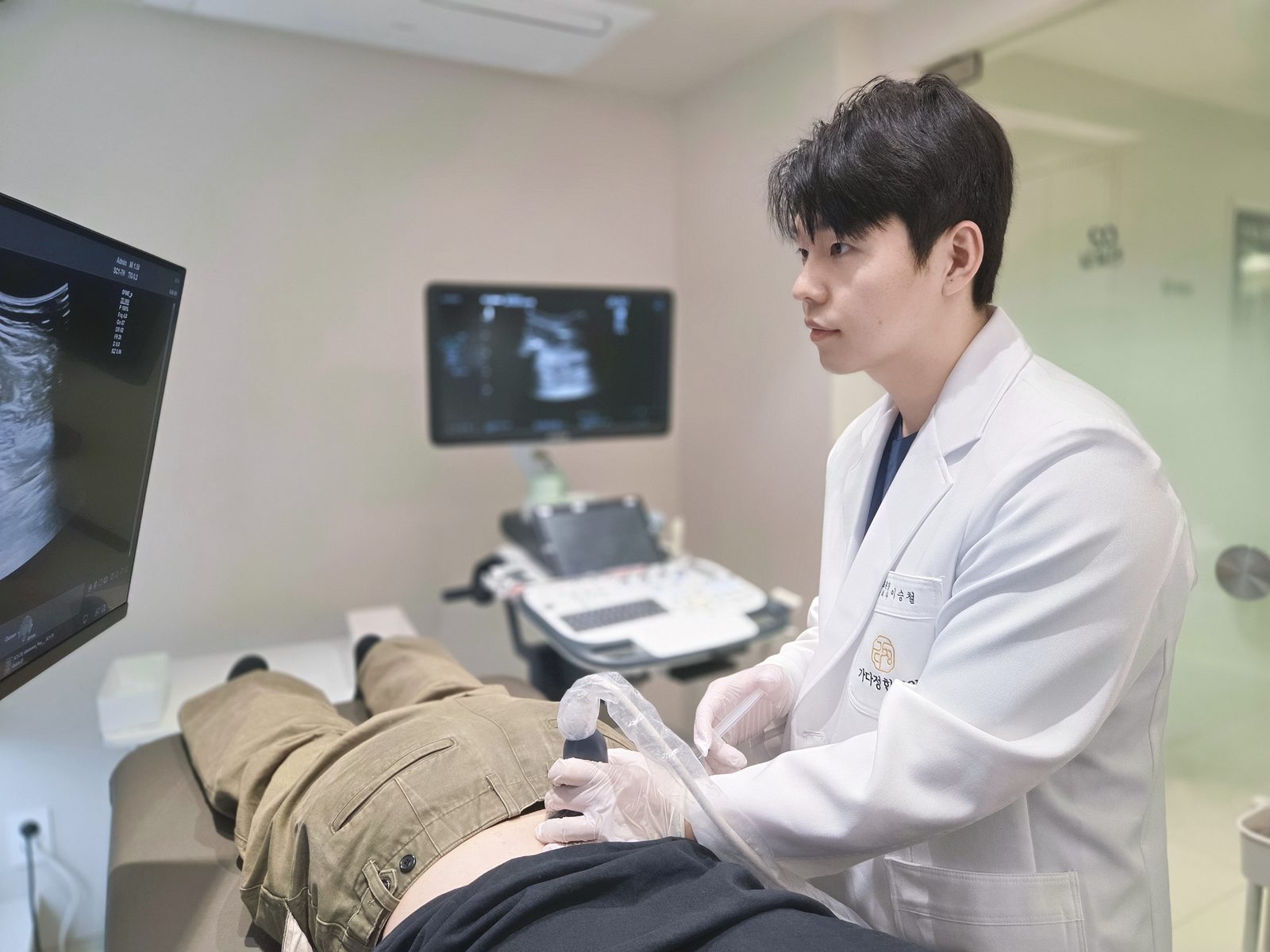 가다정한의원 이승철 원장이 초음파 화면을 보며 약침 시술을 진행하는 모습